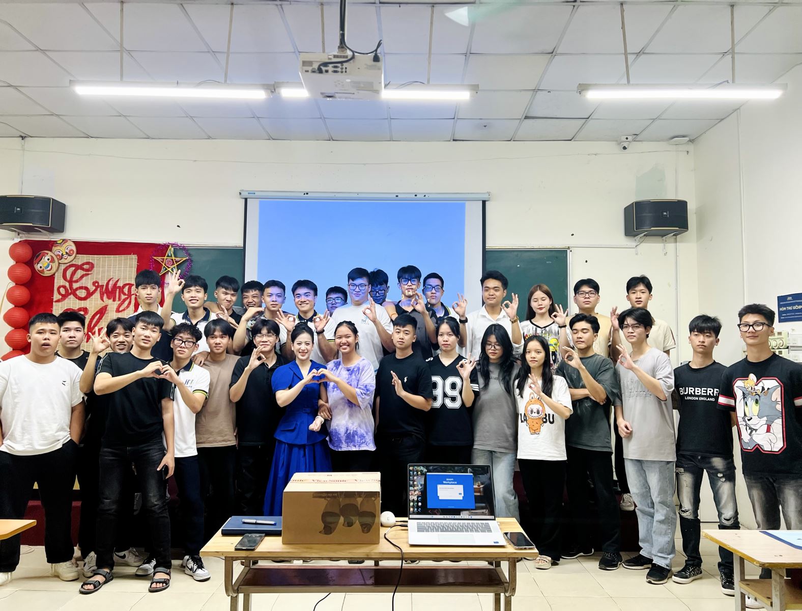 MC Cẩm Ly tại các buổi dạy học trên lớp cùng các bạn sinh viên CVG