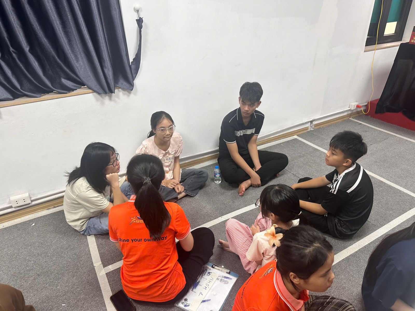 Trợ lý đào tạo cùng các con trong lớp học kỹ năng sống